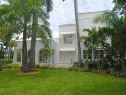Imagen sin fechar cedida por Prudential Douglas Elliman, este 24 de julio, de la mansión del famoso gángster estadounidense Alphonse "Scarface" Capone en Miami Beach.