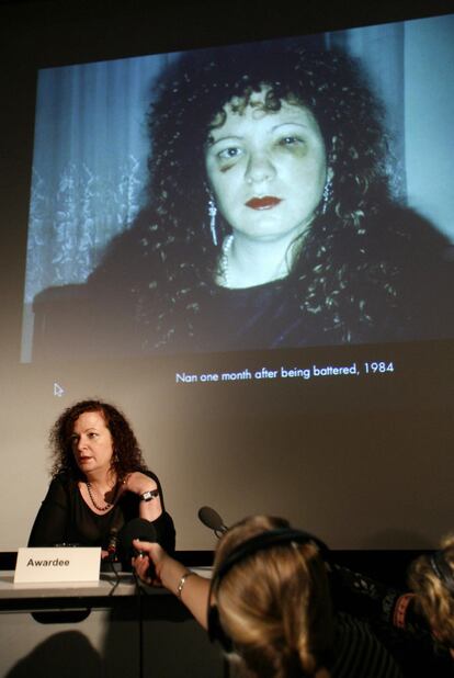 Nan Goldin en una proyección de sus fotos en Suecia en 2007.