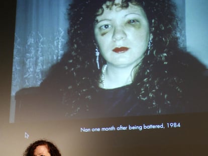 Nan Goldin en una proyección de sus fotos en Suecia en 2007.