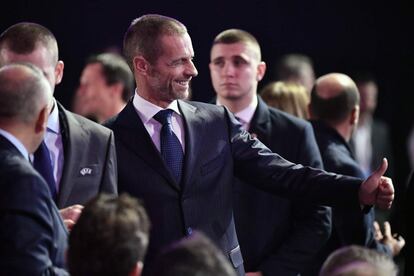 El presidente de la UEFA, Aleksander Ceferin (izquierda), saluda a su llegada al sorteo que se celebra en Bucarest.