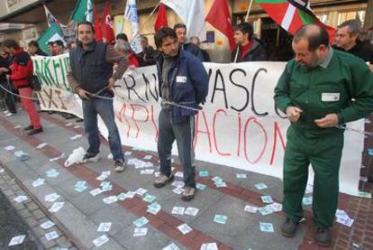 Trabajadores de la multinacional alemana, durante una protesta ante la sede del Gobierno vasco, en Bilbao.