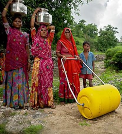 La rueda de agua permite transportar más litros y en mejores condiciones para la salud.