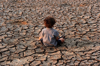 Un niño permanece en un área afectada por una sequía en Tegucigalpa (Honduras).