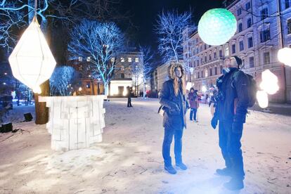 Un parque de lámparas, con piezas de diferentes artistas, en el Old Church Park de Helsinki, durante el festival Lux Helsinki 2016.