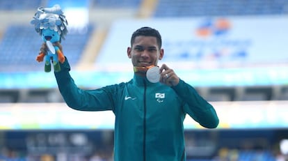 Mateus Evangelista conquistou uma medalha de prata no salto em distância na classe T37, divisão para atletas com paralisia cerebral.