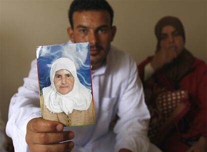 Mohamed Aouzlat ense?a una foto de su madre, Zohra Boudaghya, una de las porteadoras muertas.