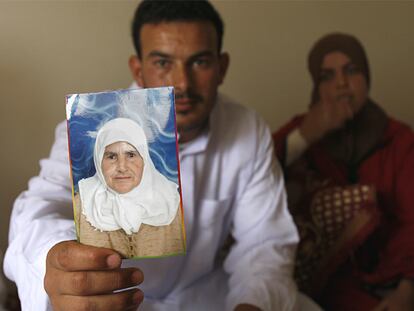 Mohamed Aouzlat enseña una foto de su madre, Zohra Boudaghya, una de las porteadoras muertas.