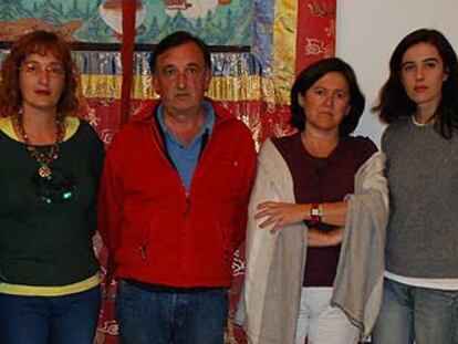 De izquierda a derecha: Susana Martín, Eloísa Acosta, José Luis Ruiz, Ángela Cabrera y Magdalena Rodríguez, en Katmandú.