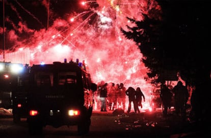 Policías antidisturbios tratan de controlar la protesta de los vecinos de Terzigno.