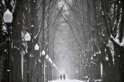 Una pareja camina por un parque de Mosc cubierto de nieve. El fro ha vuelto sobre la ciudad rusa despus de una semana de temperaturas clidas.