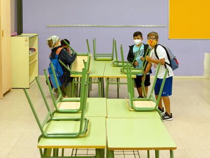 Varios niños llegan a su aula en una escuela de Barcelona.