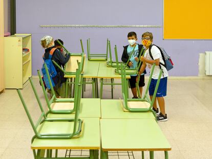 Unos alumnos durante el primer día de clase del curso 2020-2021.