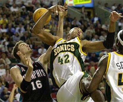 Pau Gasol pugna por un balón con Vin Baker, la pasada madrugada en Seattle.