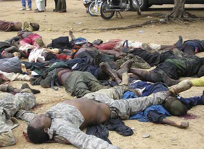 Varios cuerpos yacen en el suelo en las callesd de la ciudad de Bauchi.