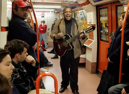 Cassio, músico brasileño, durante una de sus actuaciones en el metro.