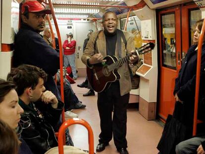 Cassio, músico brasileño, durante una de sus actuaciones en el metro.