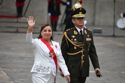 Dina Boluarte sale del Palacio de Gobierno en Lima, Perú.