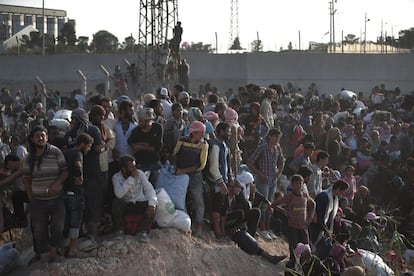 Miles de civiles sirios, entre ellos cientos de niños y mujeres, se encuentran atrapados en la frontera entre Siria y Turquía.