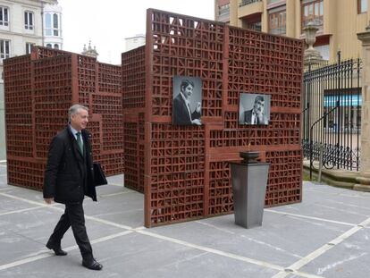 El lehendakari Urkullu accede al Parlamento vasco, que hoy ha homenajeado a Enrique Casas y Fernando Buesa.