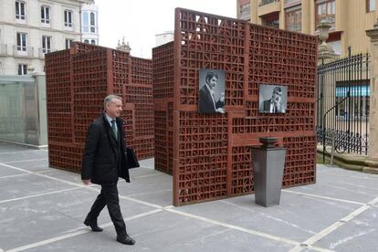 El lehendakari Urkullu accede al Parlamento vasco, que hoy ha homenajeado a Enrique Casas y Fernando Buesa.