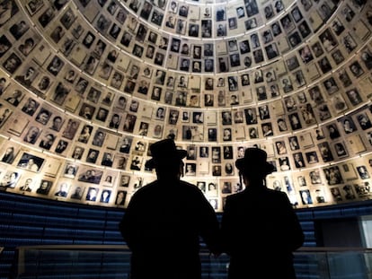 Dos hombres visitan 'La Sala de los Nombres' del Memorial del Holocausto Yad Vashem en Jerusalén, Israel.