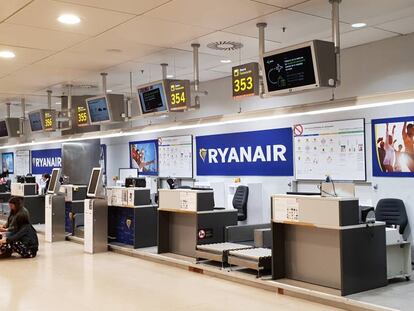 Mostradores de facturación de Ryanair.