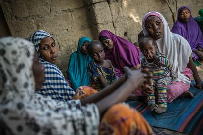 Grupo de mulheres refugiadas no bairro de Kawar Maila, em Maiduguri.