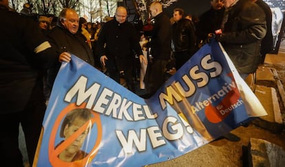 Cartel del partido AfD que reclama la dimisi&oacute;n de Merkel frente a la Canciller&iacute;a en Berl&iacute;n