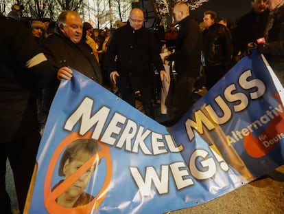 Cartaz do partido AfD pedindo a renúncia de Merkel, em frente à Chancelaria, em Berlim.