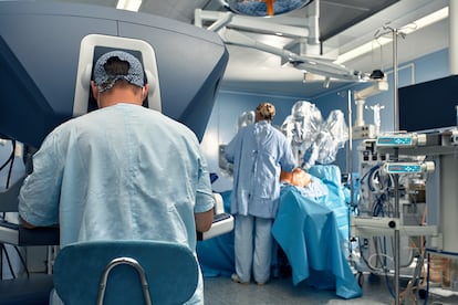 Operación médica asistida por robot da Vinci.