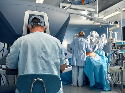 Operación médica asistida por robot da Vinci.