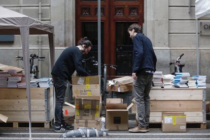 Más de 7,6 millones de rosas y 1,2 millones de libros protagonizan hoy la jornada de Sant Jordi en La Rambla de Barcelona, enfrentándose a la lluvia y a la resaca del debate electoral.