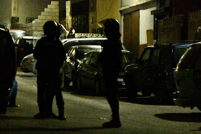 Varios agentes de la Policía Nacional, en una imagen tomada en Ceuta en marzo de 2021.