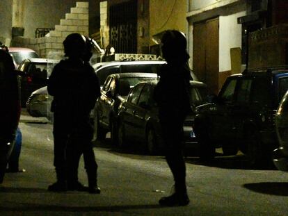 Varios agentes de la Policía Nacional, en una imagen tomada en Ceuta en marzo de 2021.