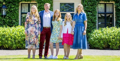 Los reyes de Holanda y sus hijas en su posado de verano, el 13 de julio de 2018.