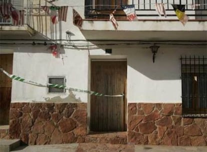 Vivienda de Cortes de Arenoso en la que murieron el domingo dos chicas de Barcelona.