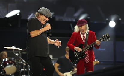 El guitarrista de AC/DC, Angus Young, y el cantante Brian Johnson (izquierda) durante el concierto ofrecido este miércoles en el estadio de La Cartuja, en Sevilla.
