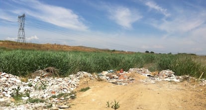 Parcela en el Parque Regional del Sureste con escombros.