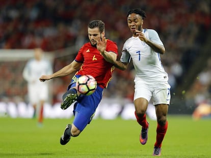 Nacho y Raheem Sterling durante el partido amistoso.