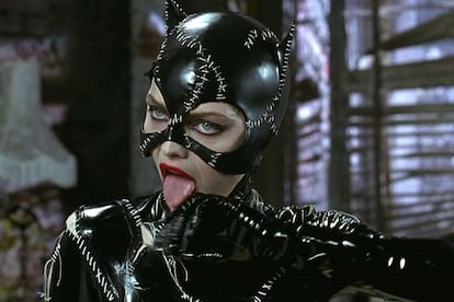 MICHELLE PFEIFFER DICIENDO MIAU. Dato curioso, son precisamente dos hombres quienes comentan a la escritora Cailtin Moran sobre esta escena. Los dos hombres son homosexuales y aseguran que el momento en el que Michelle Pfeiffer, interpretando a Catwoman en Batman Returns, dice "miau" les hizo replantearse su sexualidad.