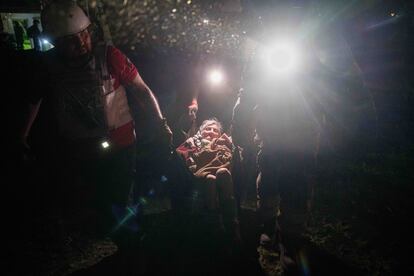 Una anciana es trasladada por un equipo de emergencias tras un ataque ruso sobre Kiev, este jueves. 
