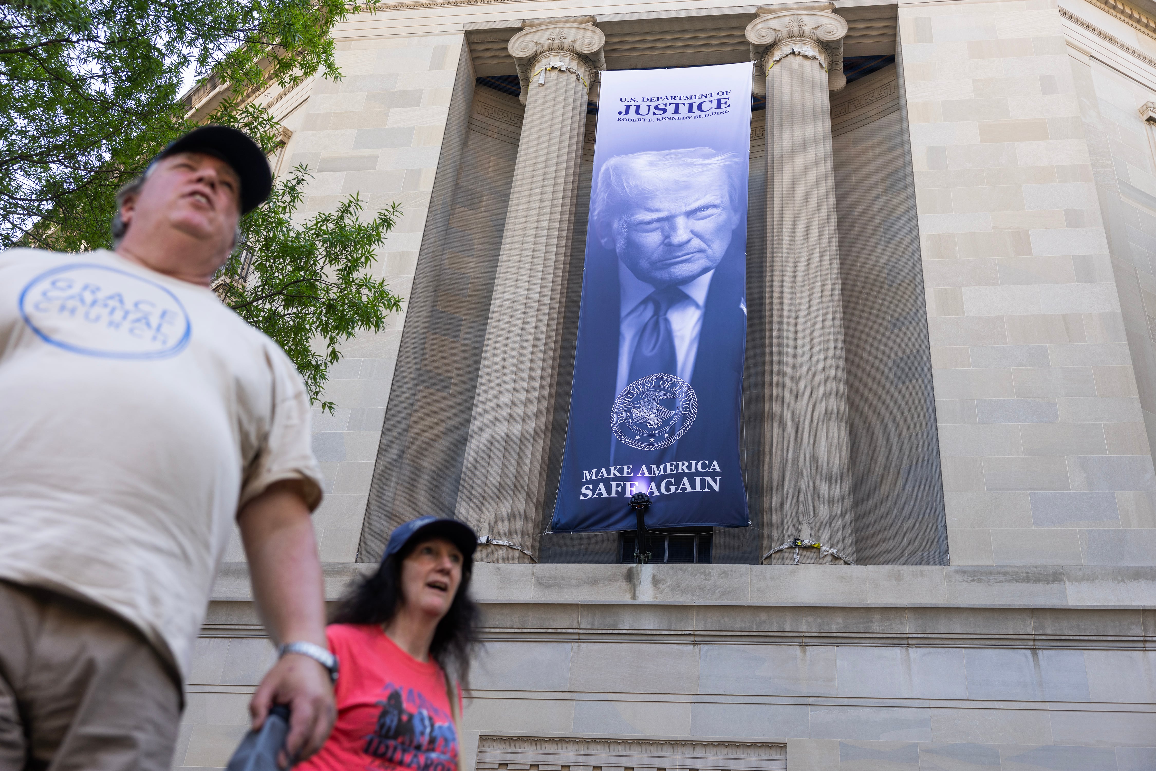 Pancarta con la cara del presidente desplegada sobre la fachada del Departamento de Justicia.
