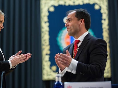 La presidenta regional Cristina Cifuentes y el nuevo rector de la URJC, Javier Ramos.