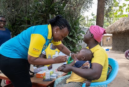 Un bebé recibe la vacuna contra la malaria.