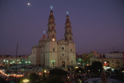 Su población es habitante y al mismo tiempo la de miles de peregrinos que llegan año con año para venerar a su Virgen. Dicen que aquí resucitó una trapecista en el siglo XVII y así pase el XXI seguirá siendo epicentro para devoción de todo circo imaginable.