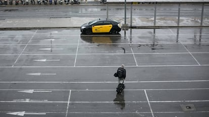 El lugar para taxis en la estación de Sants, en Barcelona, vacía este martes.