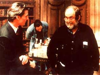 Stanley Kubrick (dcha.) charla con Tom Cruise durante el rodaje de <I>Eyes wide shut</I>.