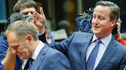 Donald Tusk y David Cameron en la cumbre de Bruselas.