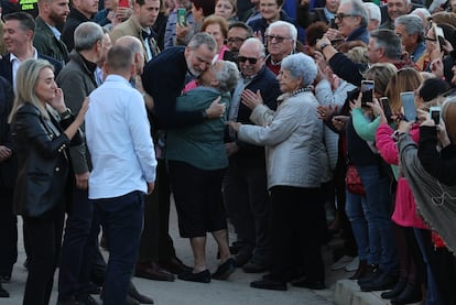 Una mujer abraza al Rey en Letur. 