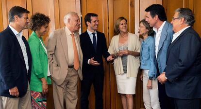 Fotografía de fin de campaña de Pablo Casado junto a siete exministros del Gobierno de Rajoy.